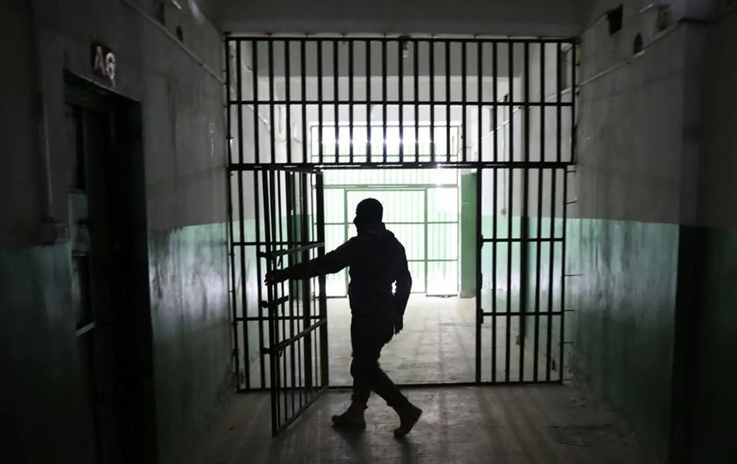 داعش يهاجم سجن غويران بالحسكة ومقاتلون يأسرون عناصر لقسد والتحالف يتدخل بإنزال جوّي: سجن "غويران"