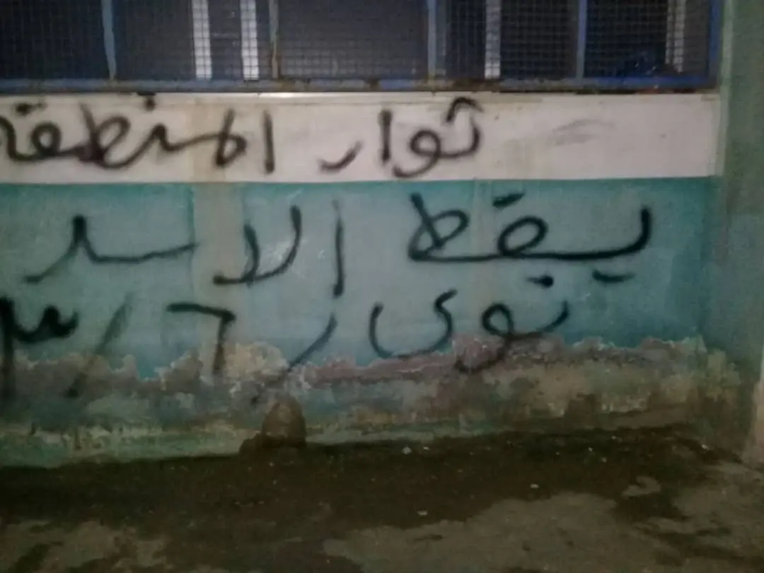 وجهاء في درعا غاضبون من إعادة تمثال حافظ الأسد، والكتابات تعود إلى جدران المحافظة: درعا