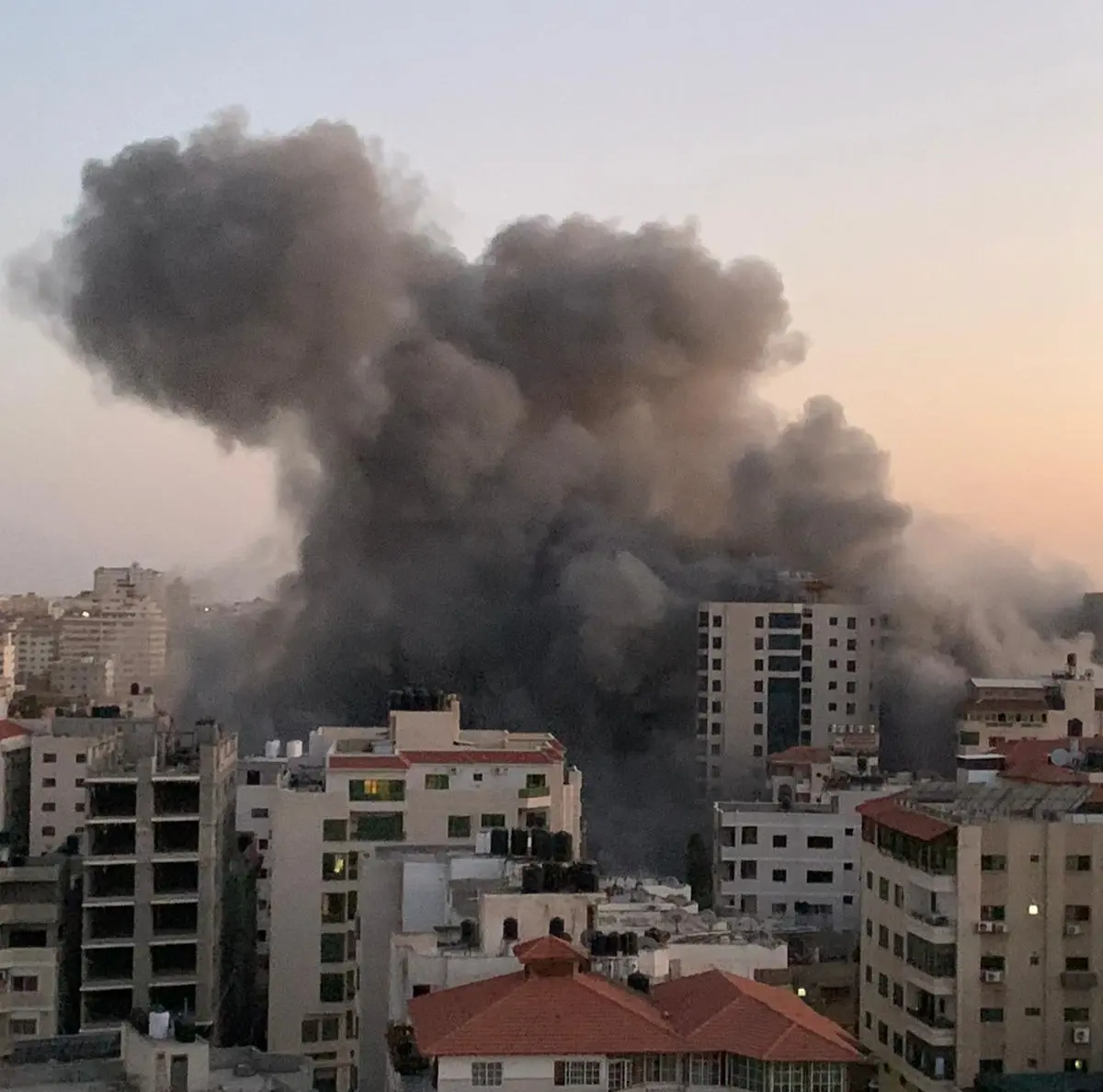 بالفيديو|| لحظة استهداف غارات إسرائيلية لبرج سكني غربي قطاع غزة وتدميره بالكامل: برج هنادي