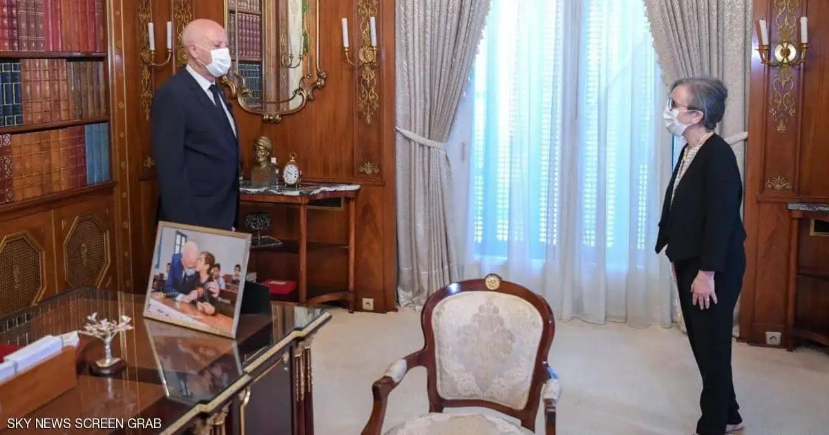 أول رئيسة وزراء بتاريخ العرب تؤدي اليمين الدستورية مع حكومتها أمام الرئيس التونسي قيس سعيد: نجلاء بودن