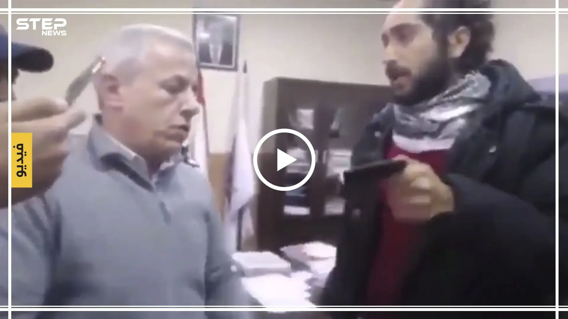 شاهد بالفيديو|| متظاهرون لبنانيون يقتحمون مكتب محافظ عكار.. ويكشفون ملفات فساد كانت مخفية: #لبنان_يتنفض