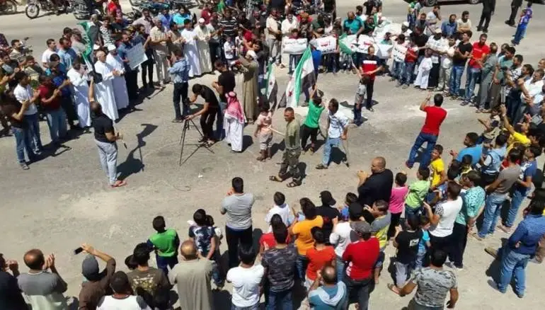 أهالي درعا ينتفضون مجددًا بوجه الأسد، ومجهولون يُهاجمون مسيرة مؤيّدة!!: مظاهرة