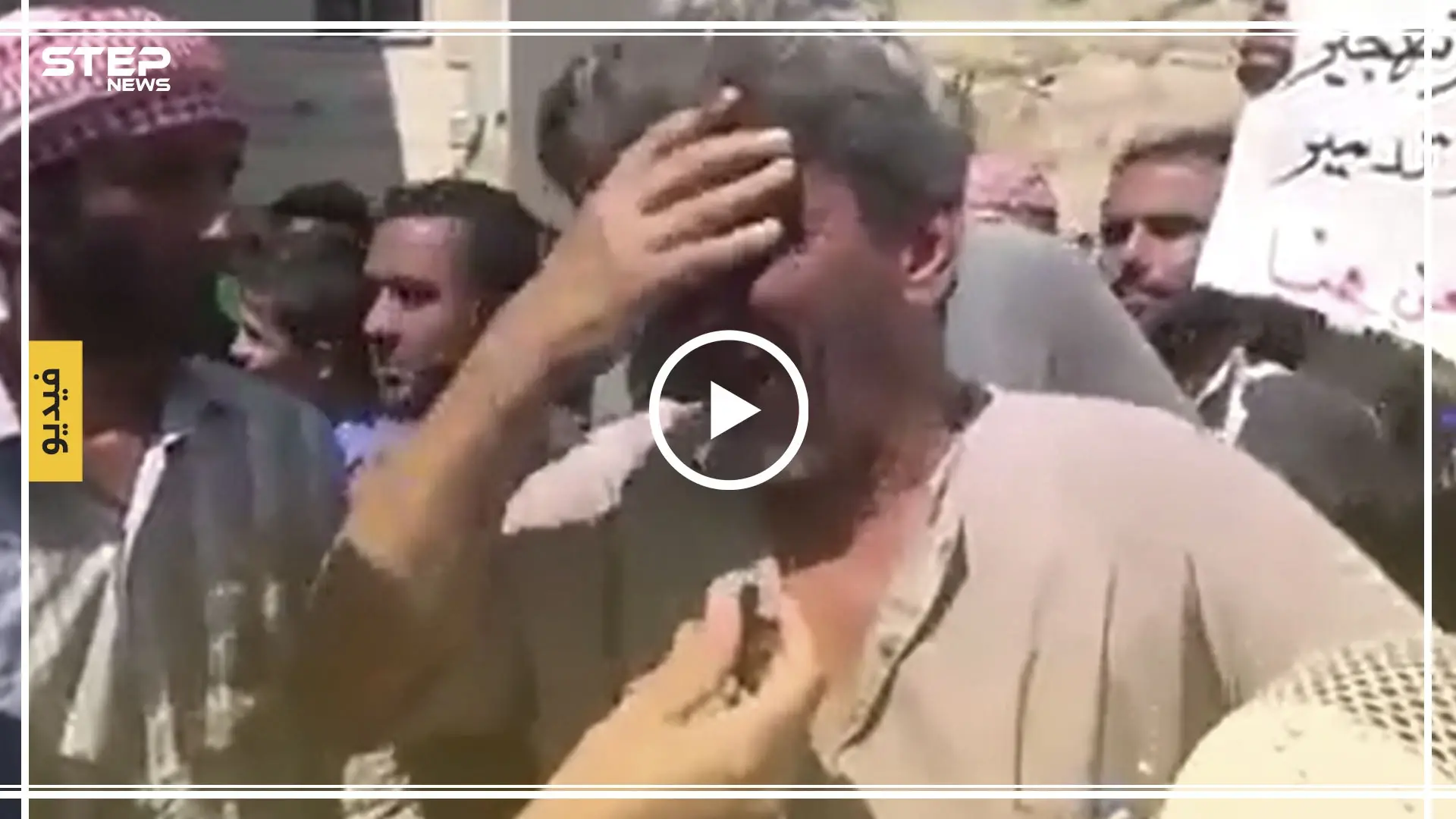 شاهد بالفيديو|| رجل مسن غلبه البكاء "أدخلونا على تركيا أو أوقفوا البراميل، لِمَ تبيعون وتشترون بنا؟": نازحيين