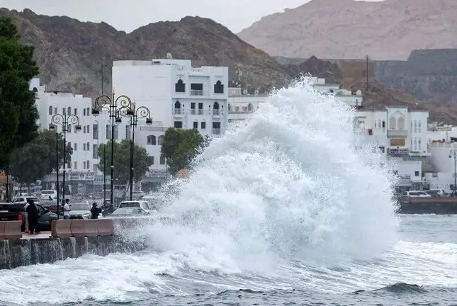 مركز الإعصار شاهين يهدد الإمارات وعُمان والأخيرة تعلن وفاة أول طفل غرقاً بإحدى ولاياتها: خبر عاجل