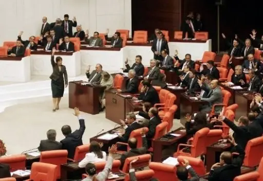 البرلمان التركي يصادق بأغلبية الأصوات لصالح قرارٍ يعزز احتمالية شنّ عملياتٍ عسكريةٍ بسوريا والعراق: خبر عاجل