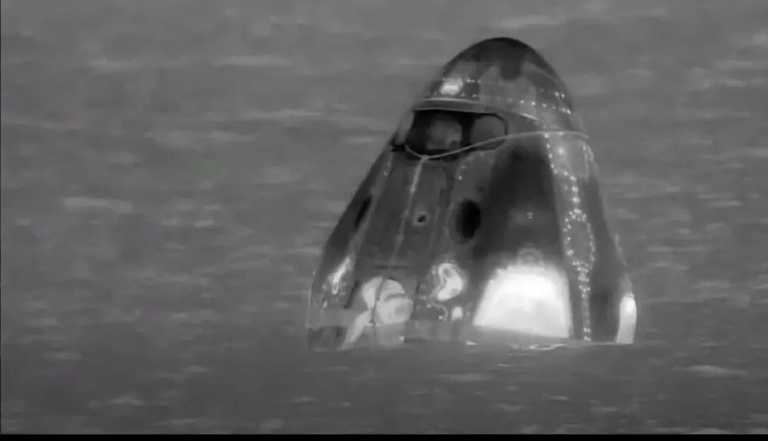 شاهد|| لحظة هبوط مركبة الفضاء "دراغون" التي تضم رائد الفضاء سلطان النيادي: سلطان النيادي