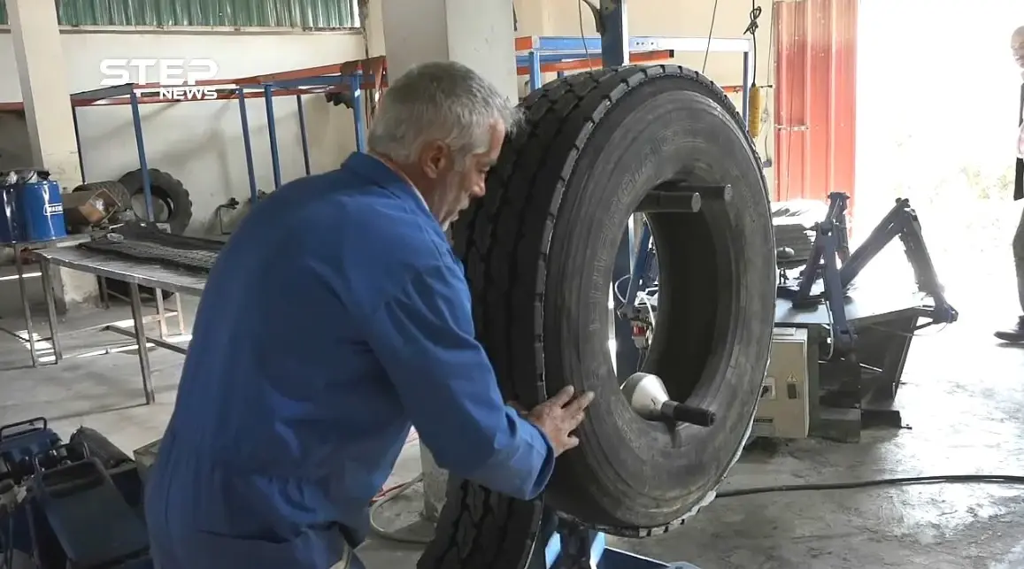 إخوة سوريين نازحون من حلب المدينة يفتتحون مشروعاً لتدوير إطارات السيارات في مدينة الأتارب بريف حلب الغربي: خلب