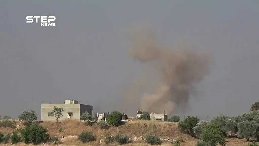 شاهد قصف مدفعي وصاروخي يستهدف أطراف قرية الزكاة بحماة بالتزامن مع تحليق لطيران الاستطلاع الروسي: حماة