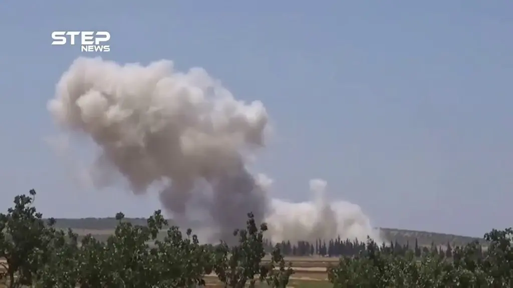 اللحظات الأولى للقصف الجوي الروسي على الأراضي الزراعية قرب مدينة خان شيخون جنوب إدلب: خان شيخون