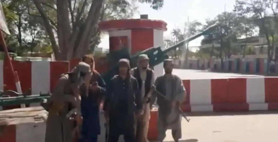 بالفيديو|| طالبان تسيطر على مواقع وتجبر جنود أفغان على الانضمام لصفوفها.. ومخاوف من انقلابٍ عسكري كامل: كابل