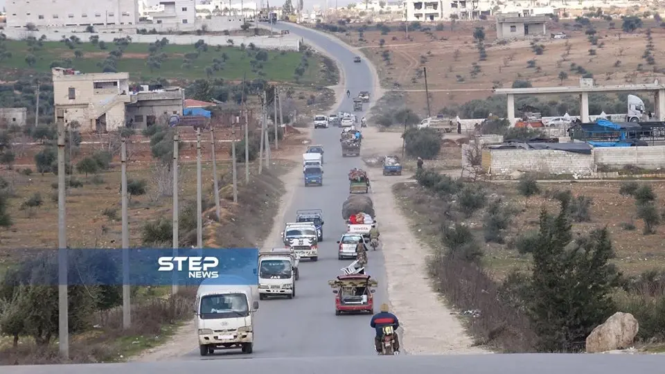 شاهد بالصور حركة نزوح كثيفة من مناطق جبل الزاوية وريف سراقب باتجاه الحدود مع تركيا هربا من القصف الروسي والسوري: صور سوريا