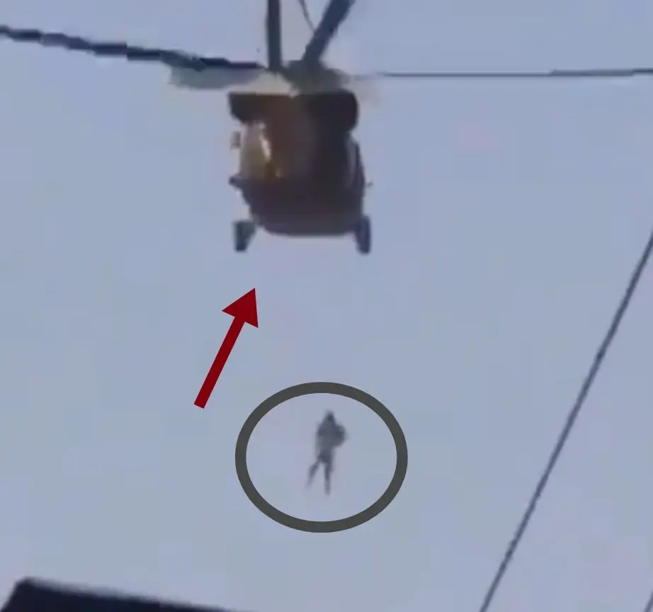 بالفيديو|| "فيلم رعب حقيقي".. تدلي شخص "يبدو ميتاً" من طائرة أمريكية يقودها عناصر من طالبان: كابل