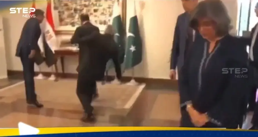 في موقف صعب.. شاهد ماذا حدث لوزير الخارجية الباكستاني لحظة استقباله نظيره المصري: شاهد بالفيديو