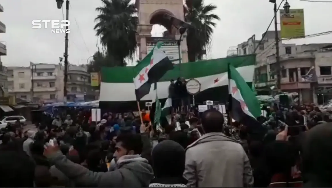 شاهد مظاهرة في مدينة إدلب نددت بالقصف الروسي المستمر وطالبت بوقف المجازر وأكدت على استمرار الثورة ومطالبها: صور سوريا