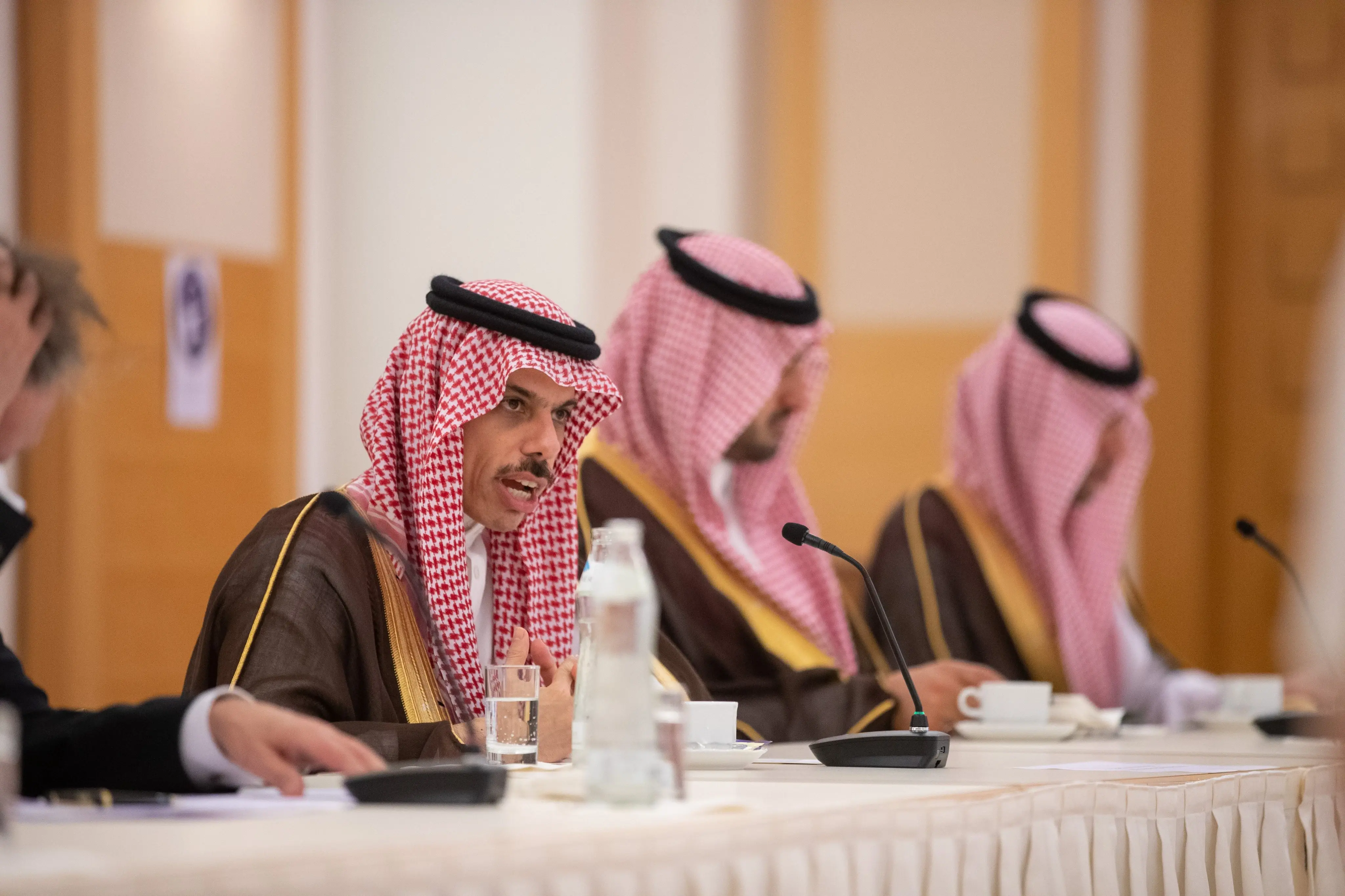 وزير الخارجية السعودي يتحدث عن علاقة السعودية بإسرائيل والخطر المحدق بالمنطقة ووزير نمساوي يرد: وزير الخارجية السعودي