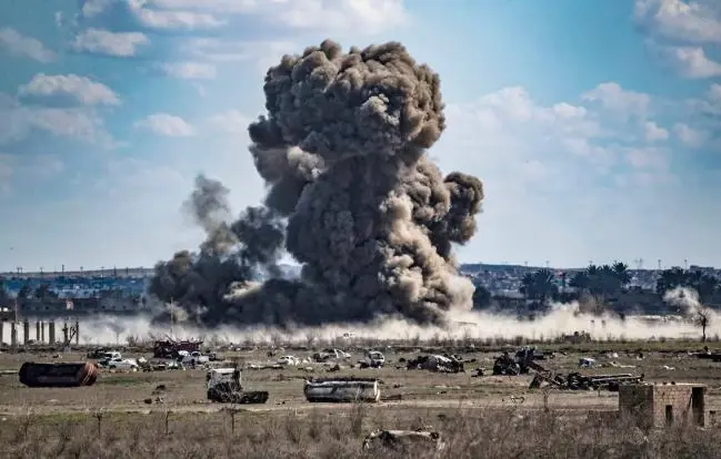 قصف جوّي ومدفعي متواصل على الباغوز، وعشرات الجثث المتفحمة على أطرافه: الباغوز