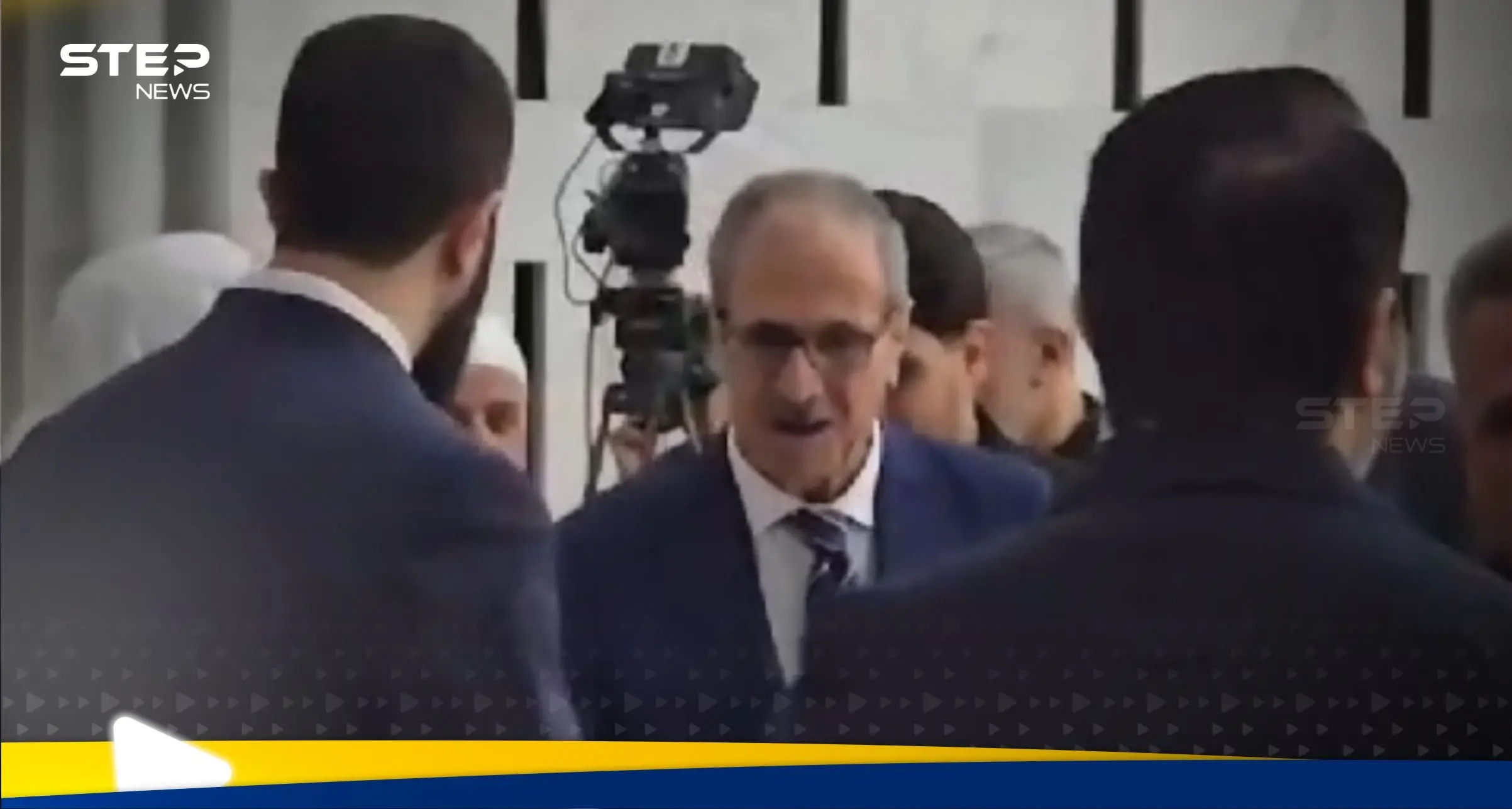 شاهد|| الشرع يقبّل يد والده أثناء المعايدات في قصر الشعب بمناسبة عيد الفطر.. ويؤكد: سوريا ليست سوقاً للرغبات: الشرع