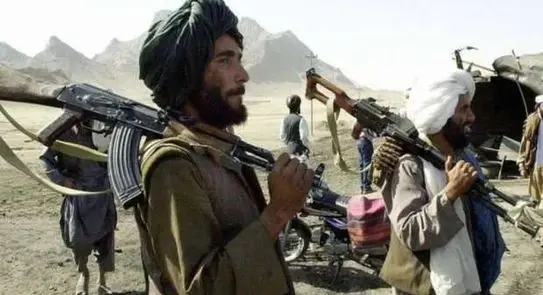 بايدن يعلن وصول أول دفعة من أفغان عملوا لحساب الجيش الأمريكي إلى الولايات المتحدة: الجيش الأفغاني