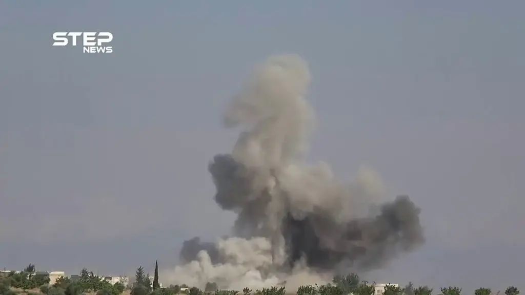 شاهد غارات جوية مكثفة من قبل الطيران الحربي و الروسي على مدن وبلدات شمال حماة: حماة