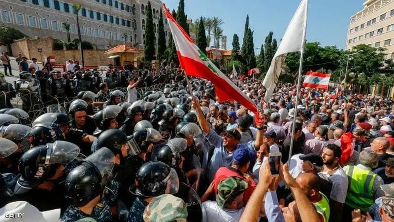 معتصمون يحاصرون منزل وزير الداخلية اللبناني ويصطدمون مع الأمن وروسيا تهاجم أوروبا بسبب لبنان: خبر عاجل