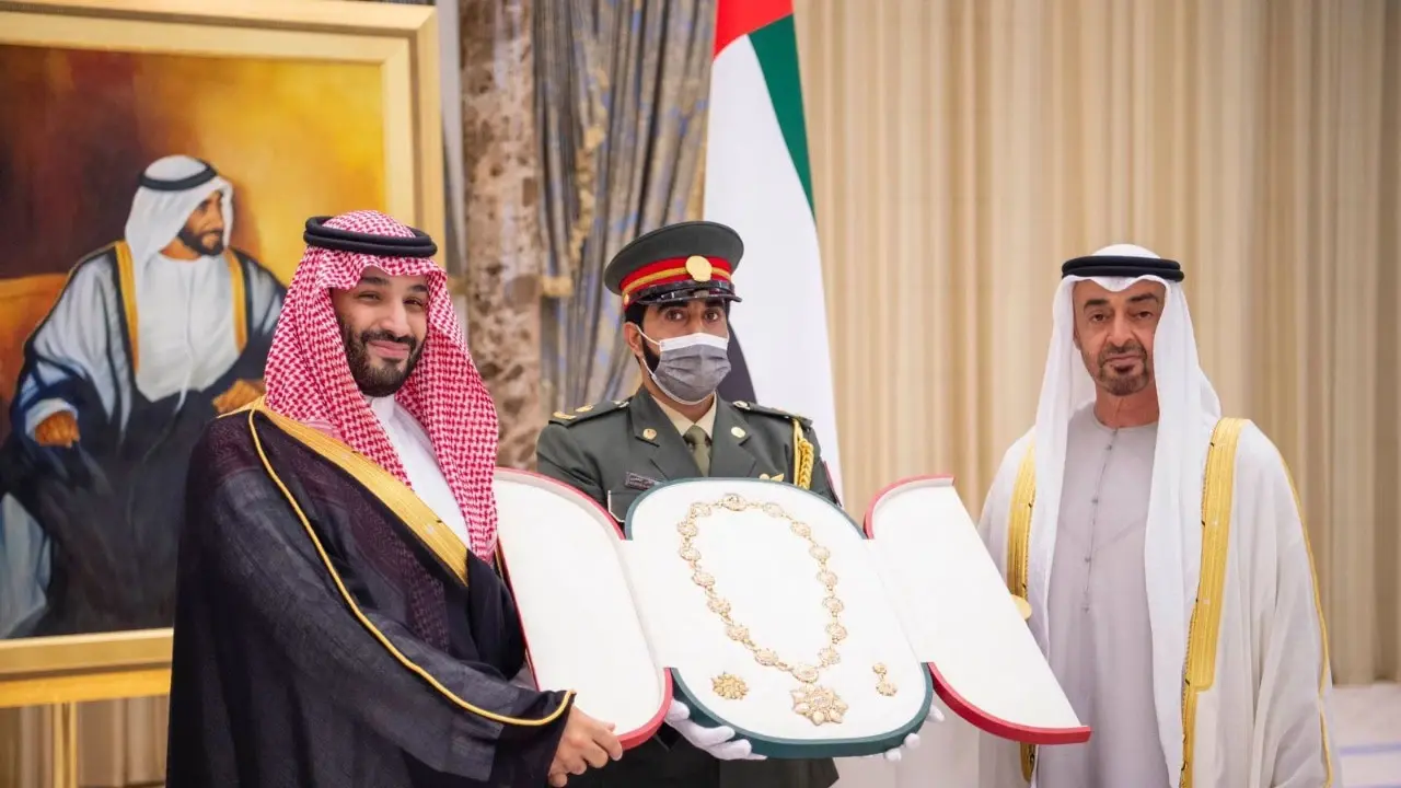 شاهد لحظة تقليد ولي عهد أبوظبي وسام "زايد" من الدرجة الأولى لولي العهد السعودي: خبر عاجل
