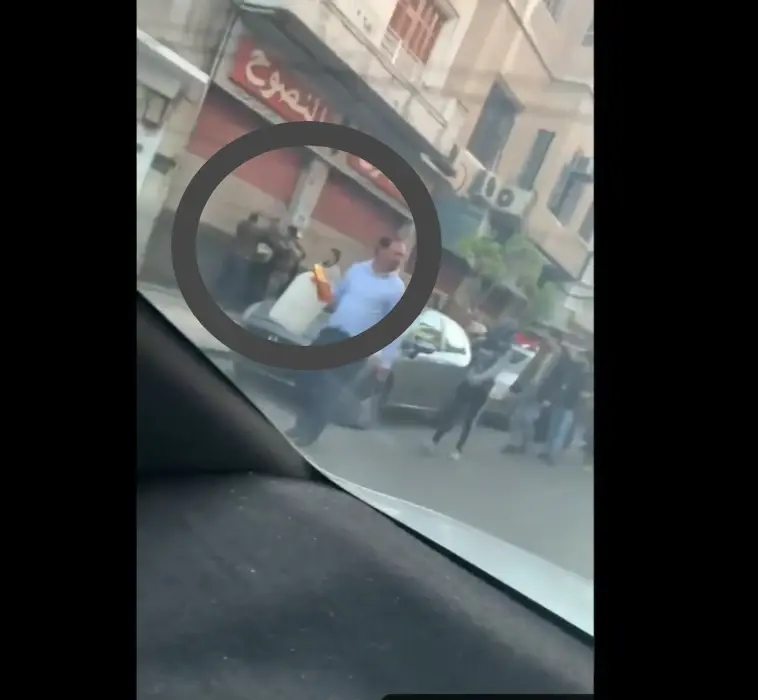بالفيديو|| مطاردة جماعية لمواطن سرق ربطة خبز بدمشق.. وإيدي كوهين يسخر من "سوريا الأسد" لغرابة المشهد: إيدي كوهين