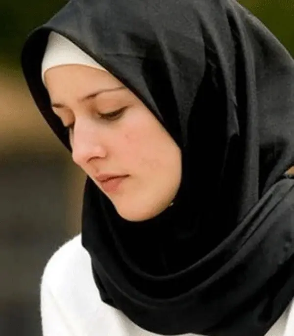 بالفيديو|| رجال يجبرون فتاة مسلمة على أمر ينافي معتقداتها وصورة لـ "القرآن الكريم" تشعل الاحتجاجات بعاصمة غربية (صور): الهندوس