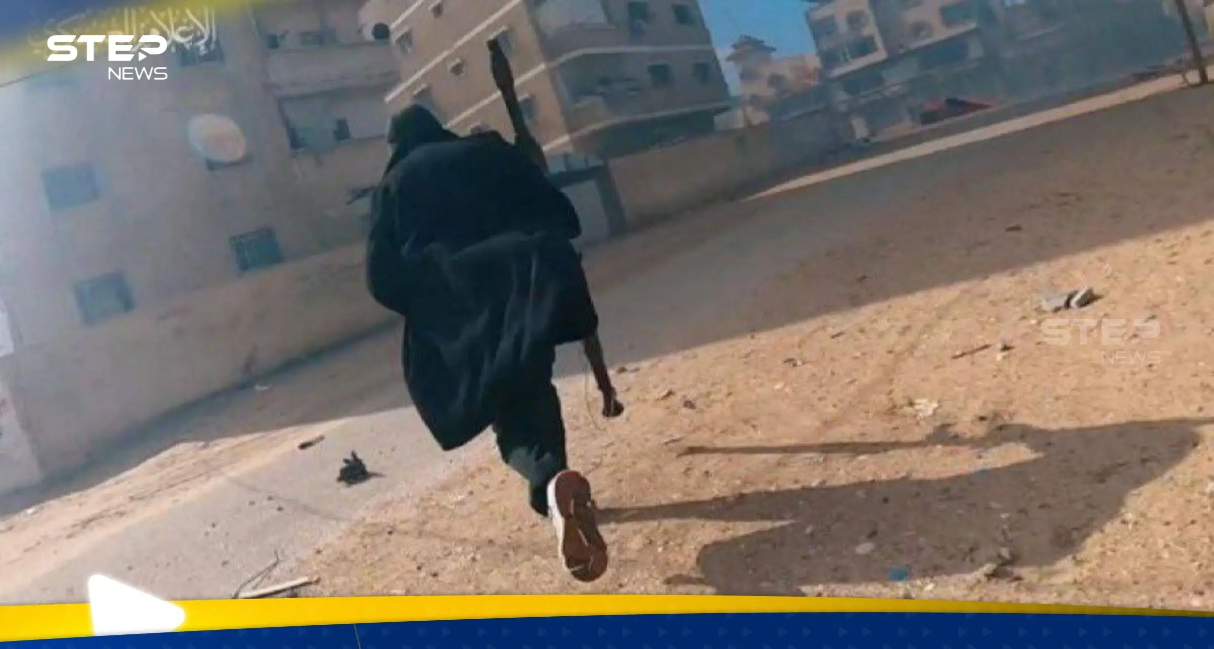 شاهد|| "بالطو القسام".. أناقة مقاتل فلسطيني في غزة تثير تفاعلاً بين النشطاء: أناقة مقاتل فلسطيني