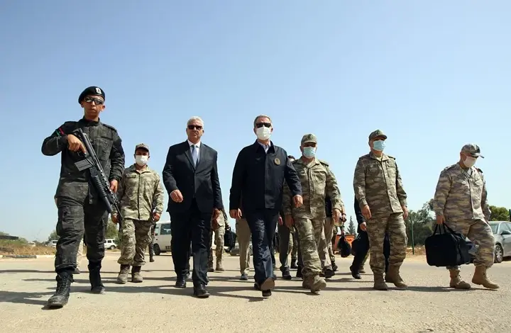 "سنوفر السلام للمنطقة".. وزير الدفاع التركي ورئيس الأركان بقاعدة عسكرية بدولة مجاورة: وزير الدفاع التركي