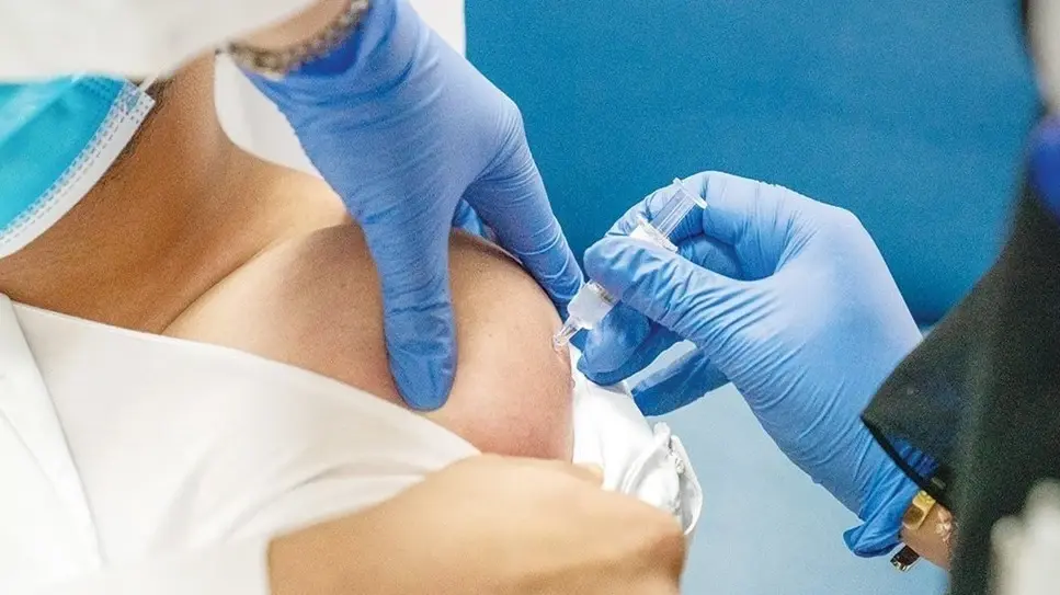 الأولى عالمياً.. دولة عربية تتصدر قائمة التطعيم ضد كورونا: الإمارات تحتل المرتبة الأولى عالمياً في التطعيم