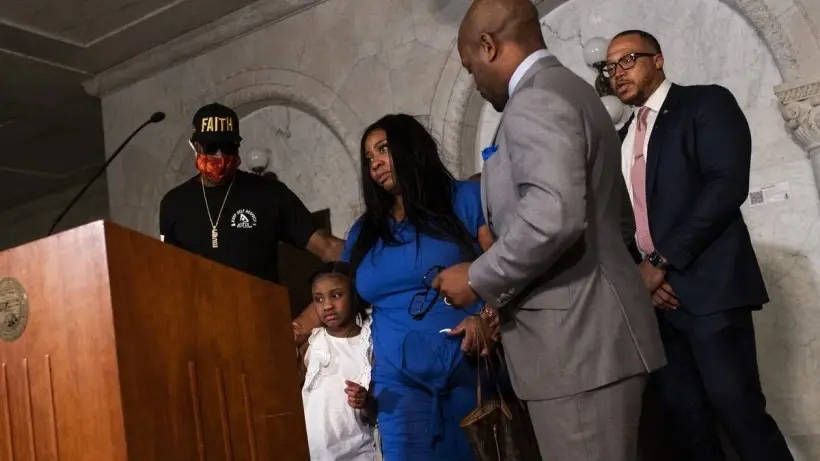 عائلة جورج فلويد الذي قتل على يد الشرطة الأمريكية توافق على تسوية مالية للقضية: جورج فلويد