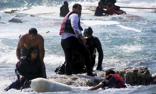 غرق قارب يقل 45 لاجئاً سورياً كانوا في طريقهم إلى إيطاليا.. إليك التفاصيل: غرق قارب مهاجرين