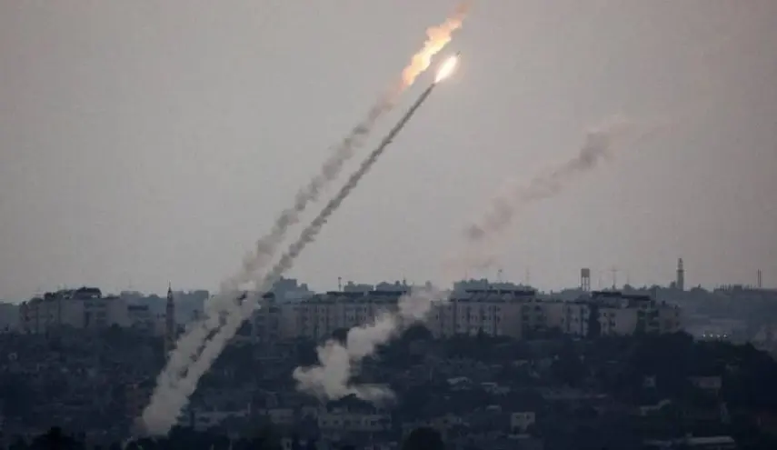 مشاهد أولية لسقوط صورايخ الفصائل الفلسطينية على مستوطنة عسقلان واندلاع الحرائق: عسقلان