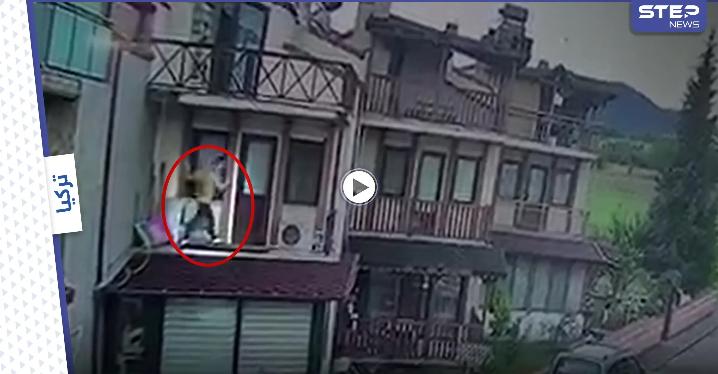 بالفيديو|| شاب تركي يقتحم منزل سيدة في وضح النهار ويتسلل للشرفة بعد فشله بكسر الباب: سرقة