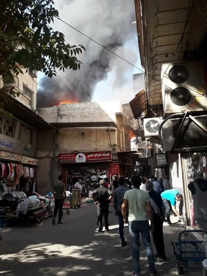 بالفيديو|| حريق ضخم في سوق الحريقة وسط دمشق يوقع قتيل وحالات اختناق: حريق في دمشق