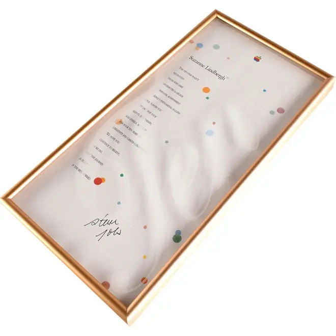 آبل تعرض لوحة تحمل توقيع ستيف جوبز للبيع في المزاد العلني: Apple