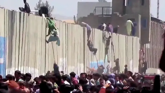 بالفيديو|| مشاهد من يوم القيامة بأفغانستان.. الآلاف يركضون بلا وجهة متعلقين بحبال مطار كابل: تسليم مطار كابل