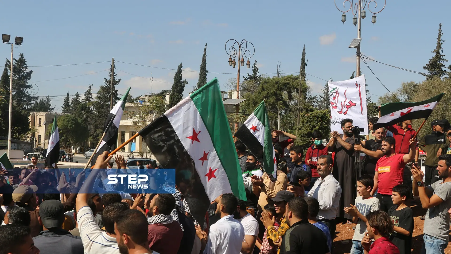 مظاهرة بإدلب في ساحة السبع بحرات وسط المدينة تحت اسم "لاشرعية لمحتل والثورة قرارنا": مظاهرة في ادلب