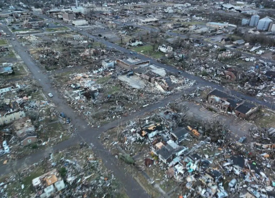 بالفيديو || إعصار مدمّر يضرب ولاية كنتاكي الأمريكية مخلفاً عشرات القتلى ودمار لم يسبق أن حدث: ولاية كنتاكي