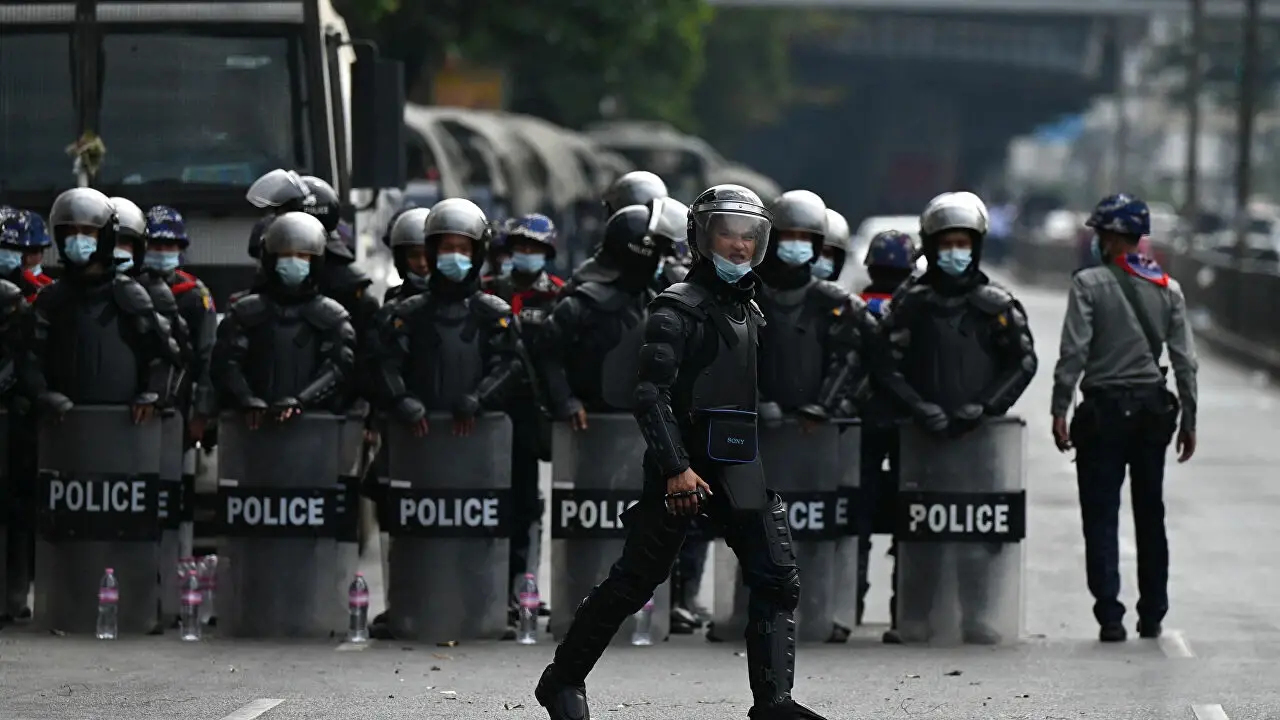 بالفيديو|| سيارة لقوات أمن ميانمار تقتحم مظاهرة وتدهس المحتجين في يانجون موقعةً قتلى وجرحى: ميانمار