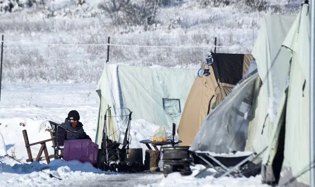 بجو شديد البرودة .. آلاف المهاجرين عالقين على حدود أوروبا: مهاجرين