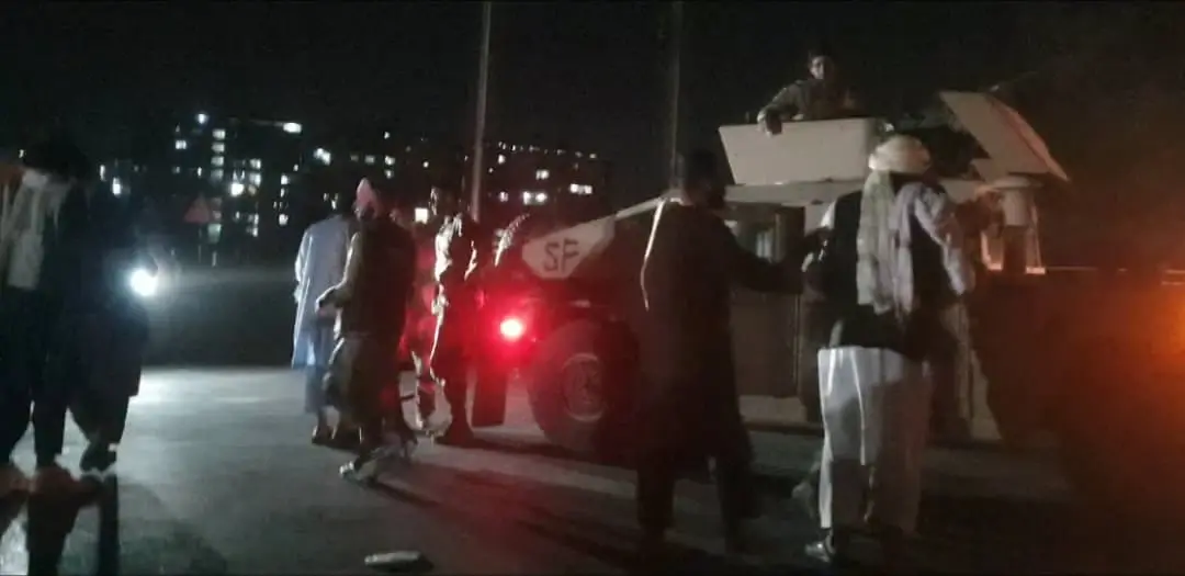 شاهد عناصر طالبان داخل مكتب الرئيس الأفغاني بكابل.. وقطر في أول تعليق تدعو لانتقالٍ سلمي للسلطة بأفغانسان: طالبان