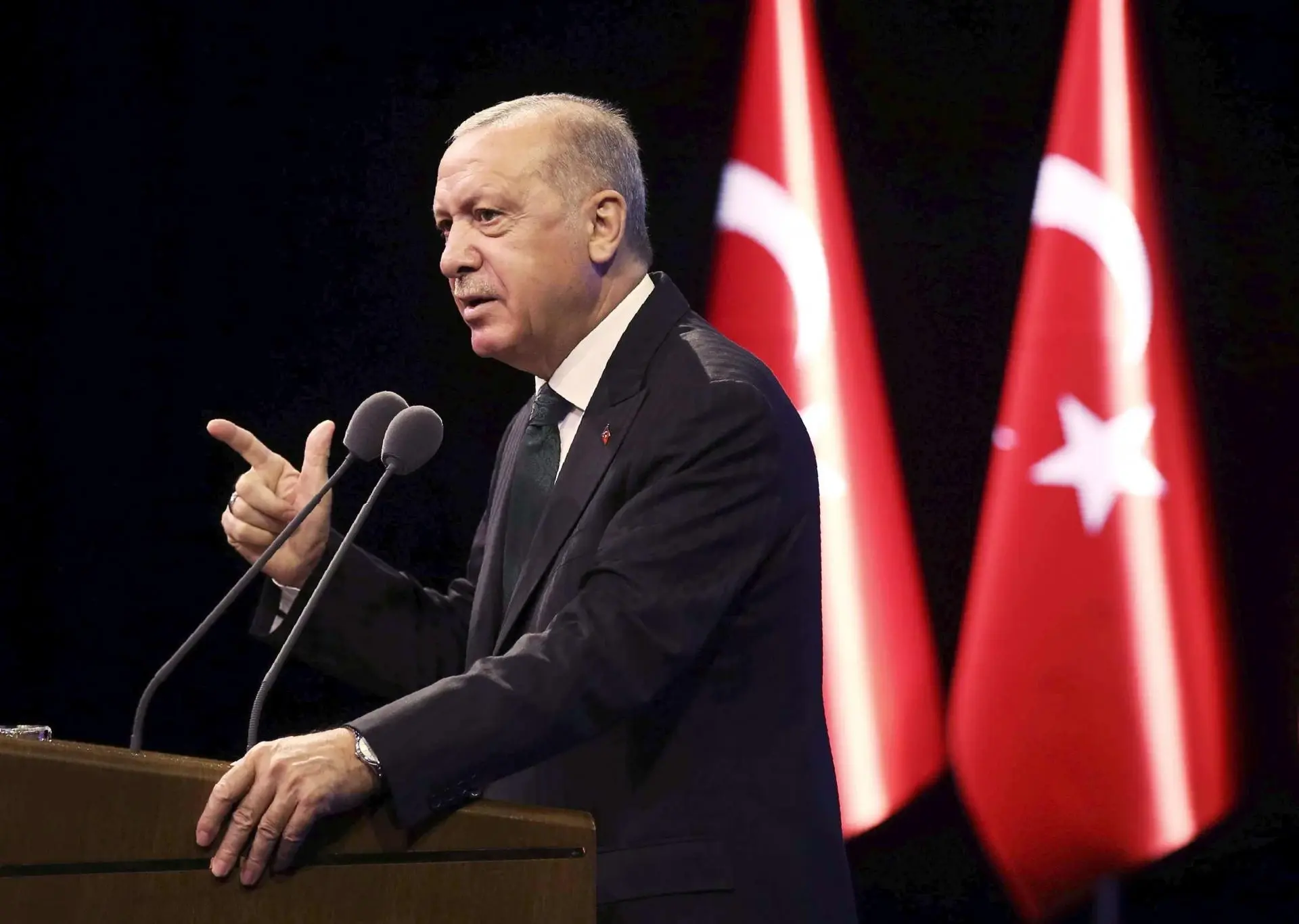 أردوغان يعلن استعداده استقبال زعيم طالبان ويأمر ببناء جدار على حدود دولتين مجاورتين منعاً للهجرة: خبر عاجل