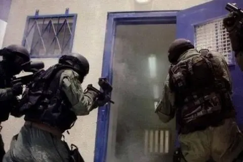 السجون الإسرائيلية تشتعل... أسرى يضرمون النار بسجن "مجدو" وقيادة سجن "النقب" تستدعي الجيش للتدخل: خبر عاجل
