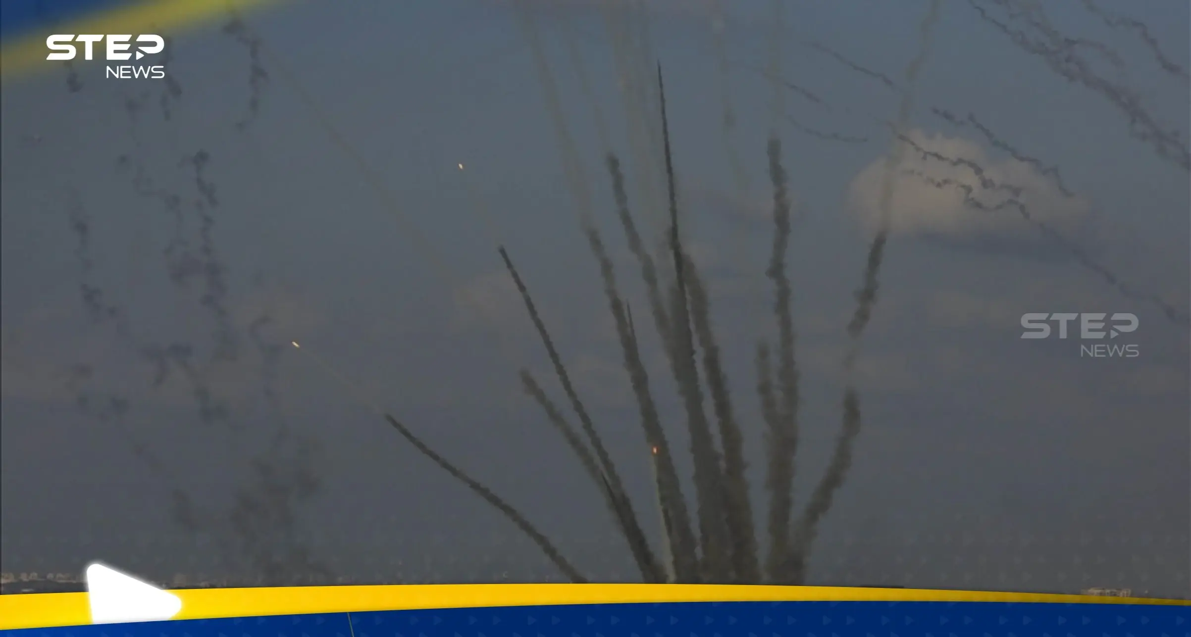 شاهد || رغم القصف العنيف.. لحظة إطلاق رشقات صاروخية مكثّفة من غزة باتجاه بئر السبع: رشقات صاروخية