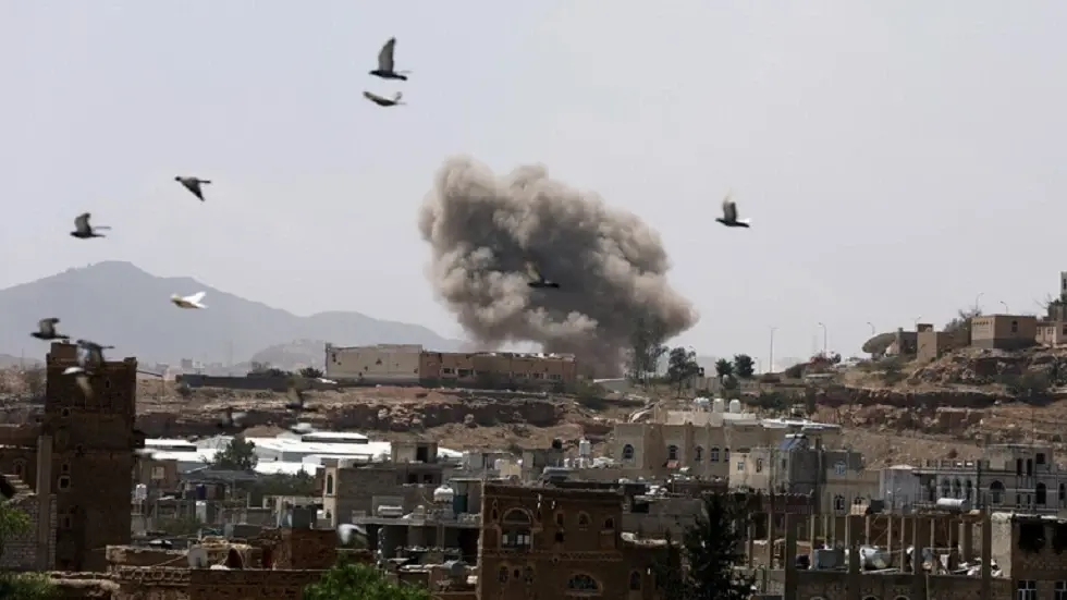 بعد مجزرة الروضة.. السفير البريطاني في اليمن يدعو ميليشيات الحوثي لأمرٍ هام: ميليشيات الحوثي