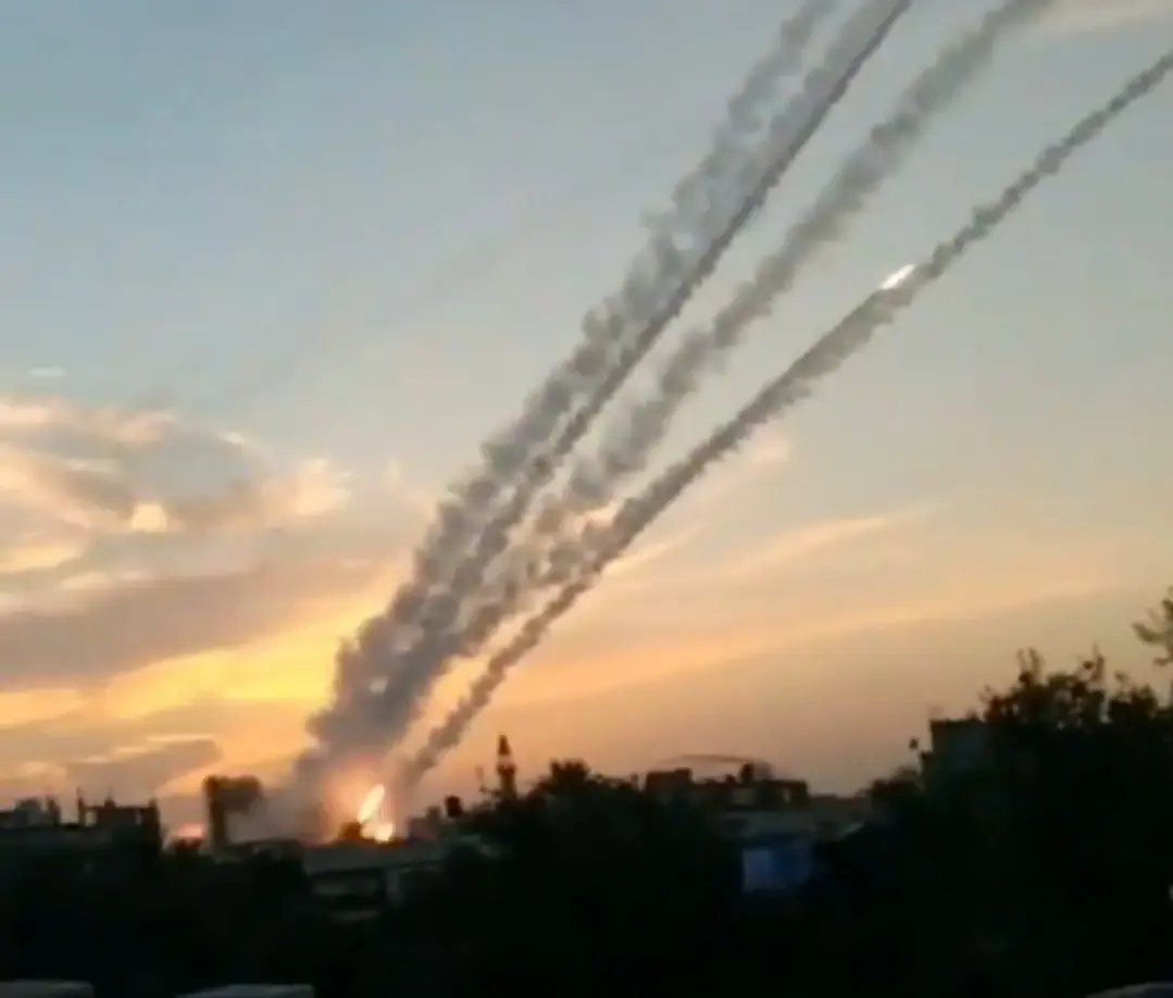 بالفيديو|| إسرائيل ترّد على هجومٍ صاروخي بسلسلة هجمات على غزة.. وضحايا مدنيين بينهم أطفال جراء ذلك: غزة