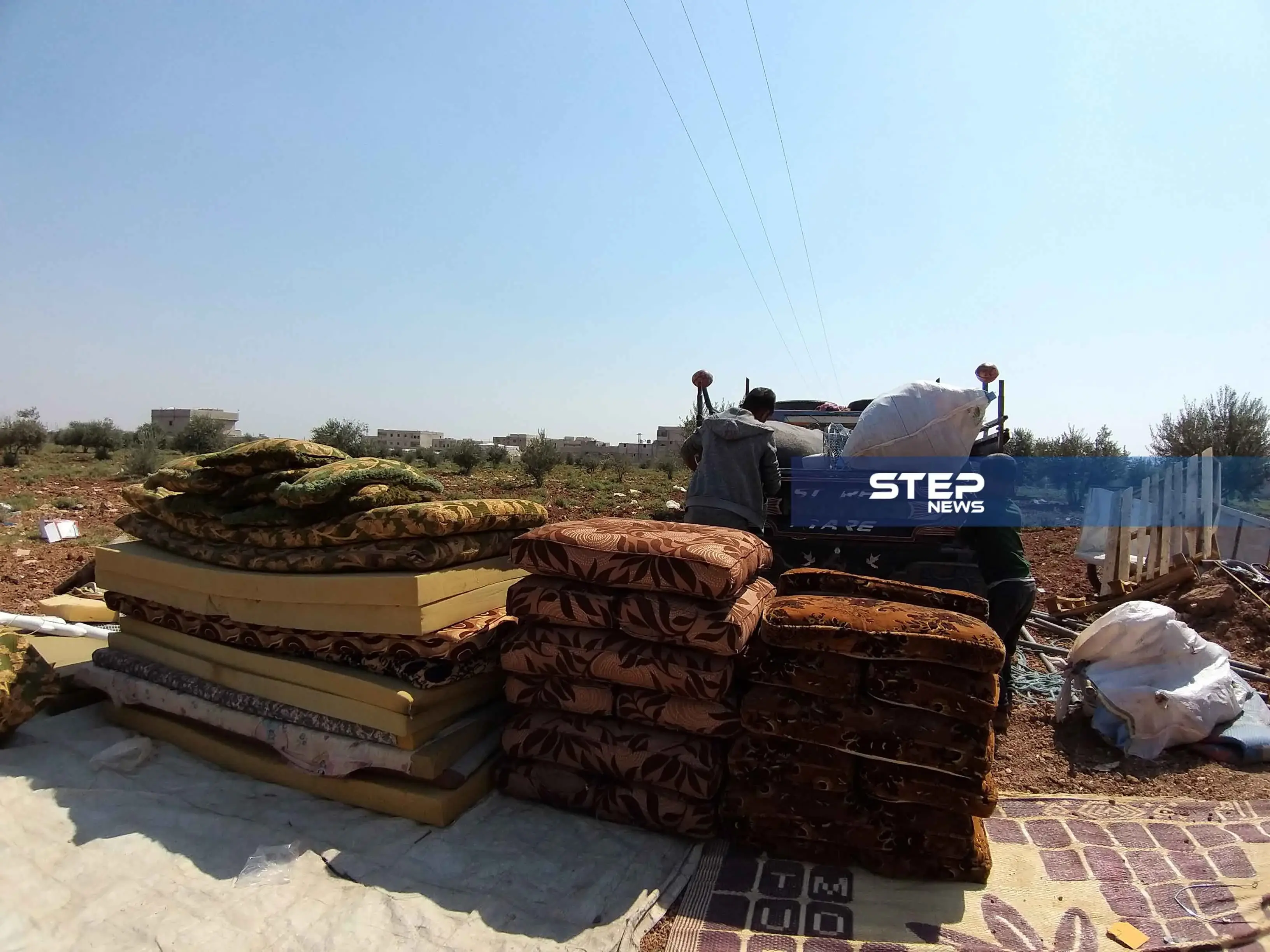 اضطرار بعض العوائل النازحة لبيع ممتلكاتهم الشخصية لتأمين معيشة أطفالهم شمال حلب: صور سوريا