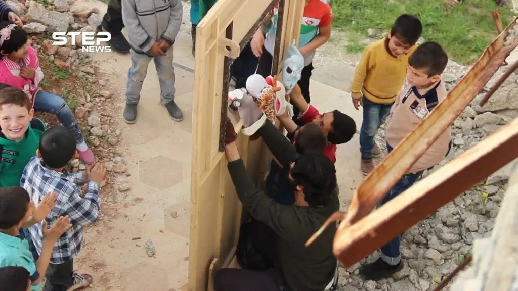 من على أنقاض المنازل.. المسرح المتنقل بسراقب لزرع البسمة على وجوه الأطفال: المسرح