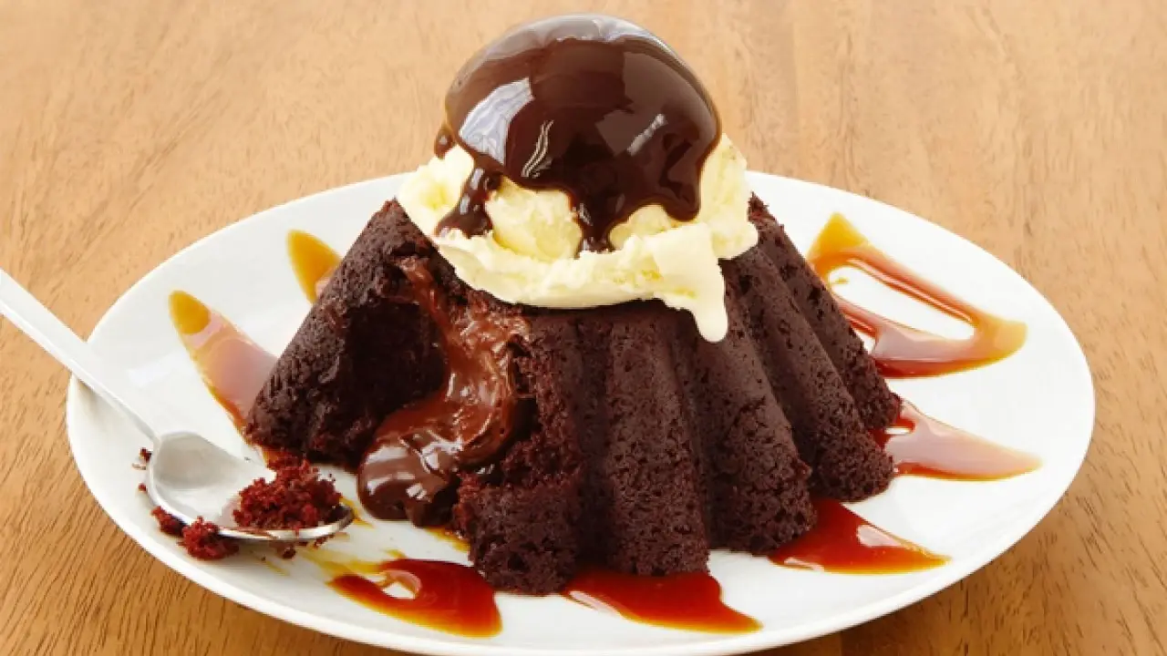 طريقة عمل مولتن كيك في 10 دقيقة بالمنزل: مولتن كيك السريع